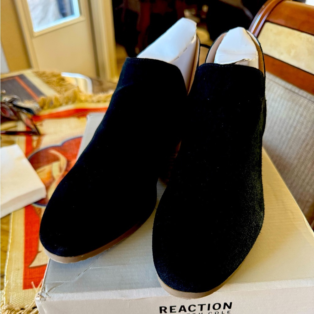 Kenneth Cole Reaction Suede Booties EUC